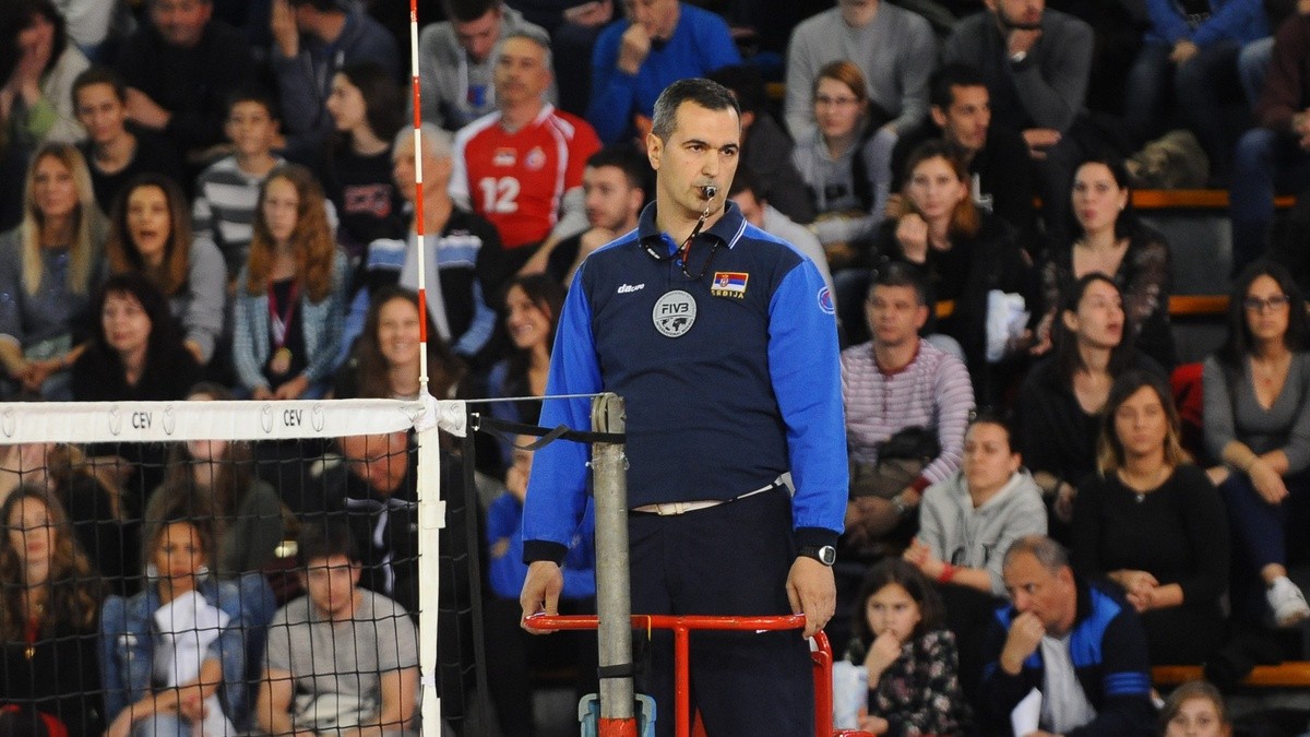 Sudija umalo pao na utakmici, igrači potrčali u pomoć (VIDEO)